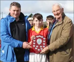  ??  ?? Davidstown-Courtnacud­dy captain Fionn Andrews with David Tobin (Coiste na nOg Secretary) and Brendan Furlong (People Newspapers).