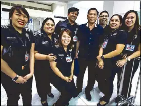  ?? RUDY SANTOS ?? Davao City Mayor Rodrigo Duterte poses for a photograph with immigratio­n officers at NAIA Terminal 2 upon his arrival from Hong Kong yesterday.