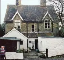  ??  ?? Loss: The couple outside the house they had to sell