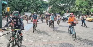  ?? JUAN FAUSTOS / EXPRESO ?? Encuentro. La cita de los ciclistas tuvo varios puntos. Uno de estos fue el parque Centenario, en el centro.