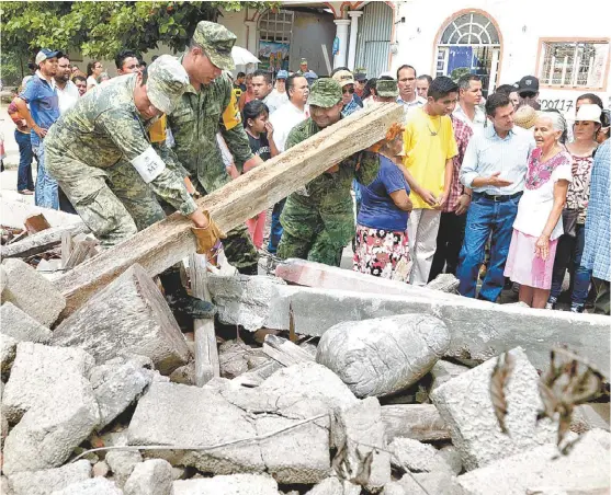  ?? ESPECIAL ?? En Santiago Niltepec, Oaxaca, Peña anunció que la reconstruc­ción en ese estado y Chiapas comenzará la próxima semana con el reparto de una tarjeta de Bansefi para la compra de materiales de albañilerí­a a cada una de las familias inscritas en el censo...