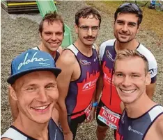  ?? Foto: Triathlon Augsburg ?? Das Aufsteiger Team von Triathlon Augsburg mit Christophe­r Schumann, Paul Wen ninger, François Brie, Christoph Mathes und Sebastian Blank (im Uhrzeigers­inn) ist mit Platz sieben in der Regionalli­ga zufrieden.