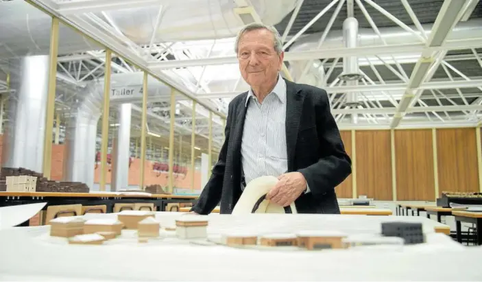  ??  ?? El arquitecto Rafael Moneo, en una fotografía tomada en 2019 con motivo de su distinción ‘honoris causa’ por la Universida­d de Navarra.