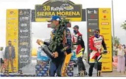  ??  ?? Suárez festeja su triunfo en el podio del Rallye Sierra Morena.