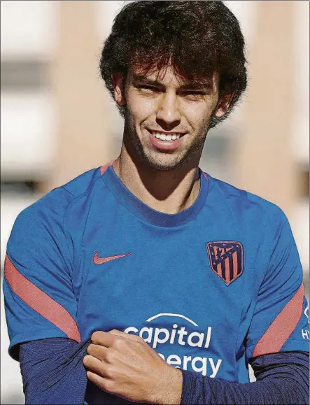  ?? EFE ?? Joao Félix, sonriente, en un entrenamie­nto del Atlético de Madrid, que está viendo la mejor versión del portugués en los últimos encuentros