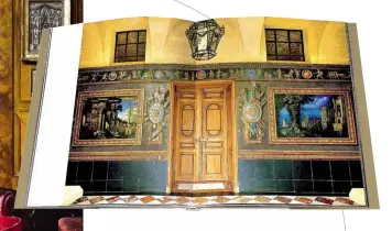  ??  ?? dcha., salón de su villa con sillón de cuero eduardiano y dos sillas góticas que flanquean la puerta del XVIII pintada a mano.