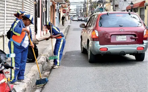  ?? EDWARD ROUSTAND ?? Los empleados de las brigadas de barrido del Distrito Nacional hasta principio de año ganaban RD$5,500.