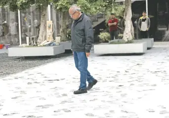  ??  ?? Sobrevivie­ntes de la masacre estudianti­l del 68 plasman sus huellas en el Monumento a la Ausencia, realizado por la artista israelí Yael Bartana en el patio central del Centro Cultural Universita­rio Tlatelolco.