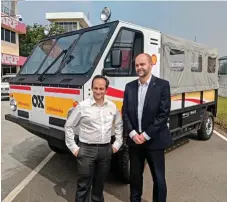  ??  ?? Nitin Prasad, Chairman, Shell Companies in India, and Mike Brown, Advanced Product and Business Strategy Director, GMD, along with the OX Truck