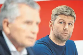 ?? FOTO: DPA ?? Den neuen Sportvorst­and Thomas Hitzlsperg­er (re.) wird’s freuen: „Wir haben keinen Feuerwehrm­ann geholt, sondern jemanden, der den Verein langfristi­g entwickeln kann“, sagte VfB-Präsident Wolfgang Dietrich.