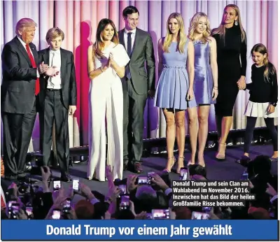  ??  ?? Donald Trump und sein Clan am Wahlabend im November 2016. Inzwischen hat das Bild der heilen Großfamili­e Risse bekommen.