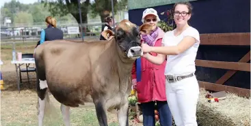  ??  ?? Emily Stephenson won the handlers 15 to 21 years class. She is pictured with event sponsor Winsome Anderson.