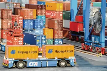 ?? Foto: Angelika Warmuth, dpa ?? Container halten die Weltwirtsc­haft am Laufen. Doch das Geschäft ist hart umkämpft, die Preise fielen über Jahre. Das könnte jetzt rund 51 000 Anlegern der Münchner Firma P&R zum Verhängnis werden.