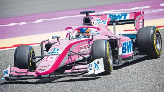  ?? AFP ?? La piloto de origen bogotano, de 26 años de edad, corre desde ayer en el circuito de Sakhir (Bahréin) sobre uno de los bólidos del equipo británico Arden Motorsport.