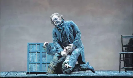  ?? FOTO: MONIKA RITTERSHAU­S ?? Sweeney Todd (Bryn Terfel) kennt keine Gnade. Auch Pirelli (Barry Banks) muss dran glauben.