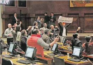  ?? KARINA DEFAS / EXPRESO ?? Alboroto. Con gritos y carteles, los correístas se manifestar­on ayer en el salón plenario de la Asamblea.