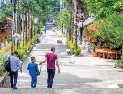  ?? FOTO JUAN A. SÁNCHEZ ?? La expansión del comercio en el centro de El Poblado y Provenza dejó pocos moradores en estos sectores. La familias que quedan piden control a la contaminac­ión auditiva.