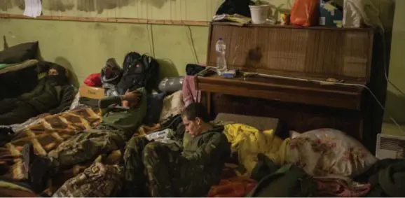  ?? FOTO AP ?? Oekraiënse soldaten rusten uit in een tijdelijke basis in de recent heroverd dorp in de buurt van Charkov.