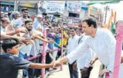  ?? HT PHOTO ?? Congress vicepresid­ent Rahul Gandhi greets people in Saurashtra, Gujarat, during Day 2 of his tour of the state on Tuesday.