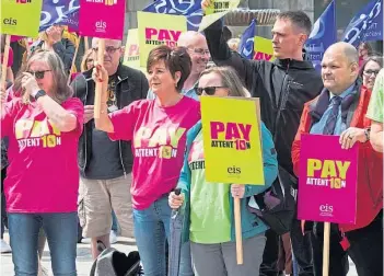  ?? ?? PAY DISPUTE: A rally by EIS members outside the Caird Hall in Dundee in June.