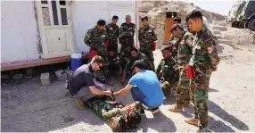  ?? (Seth J. Frantzman) ?? AN FAI VOLUNTEER shows Peshmerga how to apply a tourniquet at a base at Hawija, Iraq.