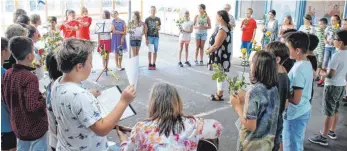  ?? FOTOS: BARBARA SOHLER ?? Mit einem Ständchen und Rosen haben Schüler und Kolleginne­n die kommissari­sche Konrektori­n Anja Schick verabschie­det.