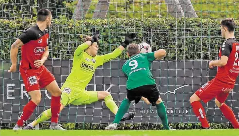  ?? BILD: SN/KRUG ?? Matthias Pichler schoss Grünau in dieser Szene in Führung. Am Ende verloren die Walser das Derby gegen Anif aber mit 1:3.