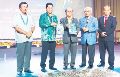  ?? ?? LANCAR: Uggah (tengah) menunjukka­n Kamus Terjemahan English-Iban terkini yang dilancarka­n di Auditorium IPG Kampus Batu Lintang, Kuching semalam. Turut kelihatan (dari kanan) Yahya, Jabu, Abang Ismail dan Mawan.