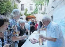  ??  ?? Jean Tarbouriec­h, le président de l’associatio­n Gibert aux commandes tire-bouchon.