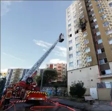  ?? (Photo Frank Muller) ?? Le feu s’est déclaré au sixième étage de l’immeuble qui en compte douze.