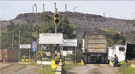  ??  ?? Afectada. MIDES suspendió ayer el transporte de basura a la Alcaldía de San Salvador por una deuda de casi cuatro meses.