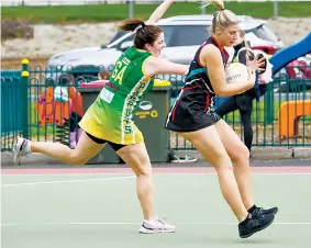  ?? ?? Warragul defender Rebecca O’Halloran takes the ball in front of Leongatha goaler Kate Sperling on Saturday in B grade.