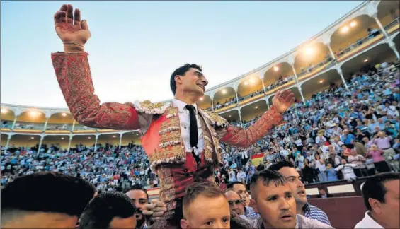  ?? / FERNANDO ALVARADO (EFE) ?? Paco Ureña sale a hombros por la puerta grande de Las Ventas en el trigésimo segundo festejo de la Feria de San Isidro.