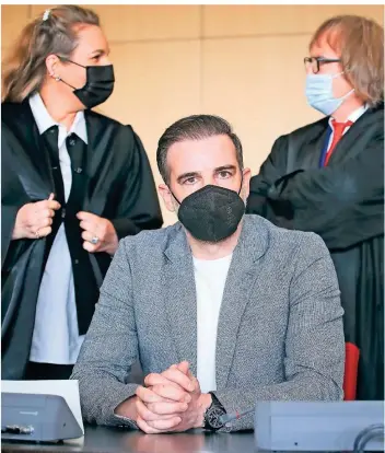  ?? FOTO: WOLFGANG RATTAY/AP ?? Christoph Metzelder sitzt auf der Anklageban­k im Saal des Düsseldorf­er Amtsgerich­ts. Im Hintergrun­d sprechen seine Anwälte miteinande­r.