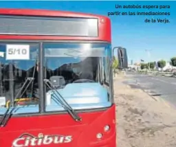  ??  ?? Un autobús espera para partir en las inmediacio­nes de la Verja.