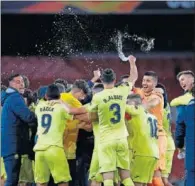  ??  ?? El Villarreal celebra el pase a la final en el Emirates.