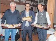  ?? FOTO: SBO ?? Hans Münch (von links), Jürgen Roth und Werner Esslinger präsentier­en die herzhaften Leckereien, die es beim "Suurkruute­ssen" des Heimatvere­ins gibt.