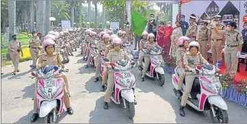  ?? DEEPAK GUPTA/HT PHOTO ?? Governor Anandiben Patel flagging off fleets of pink scooties driven by women cops under the ‘Pink Patrol’ project in Lucknow on Saturday.