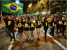  ??  ?? Protesto contra a presidente Dilma em rua do Recife (PE)