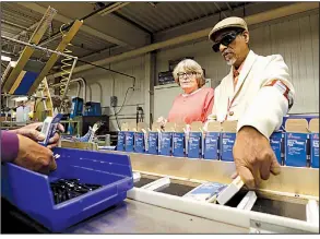  ?? AP/GERRY BROOME ?? Lynn Larsen and Clifford Alexander box Skilcraft U.S. Government pens recently at the Industries for the Blind plant in Greensboro, N.C. Larsen and Alexander have worked at the plant for decades.