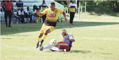  ?? CORTESÍA JOSÉ LUÍS PAULINO ?? Héctor Pérez, de Moca FC, trata de evitar a un jugador del Barcelona Atlético durante el partido de este miércoles que los mocanos ganaron un gol por cero y de paso se clasificar­on a la “Liguilla”.