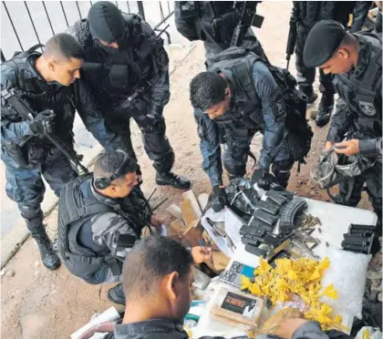  ?? AFP ?? Militares confiscaro­n drogas, armas y municiones en la favela Vila Kennedy, en Río de Janeiro.