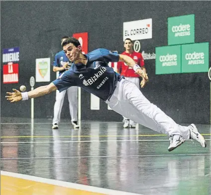  ?? FOTO: MIREYA LÓPEZ ?? A por todas Jokin Altuna trata de alcanzar una pelota, en el transcurso de la final del Torneo Bizkaia ayer en Miribilla