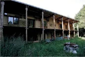  ??  ?? Pour cette maison en bois, la paille sera utilisée comme isolant thermique.