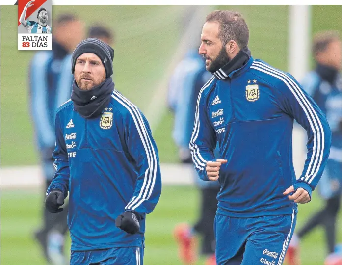  ?? Peter Powell / efe ?? Messi junto con Higuaín, que regresa hoy a la selección tras 9 meses; sobre Leo, Sampaoli dijo: “Si está bien, el equipo será más de él que mío”