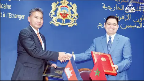  ?? MFAIC ?? SSCA chief Mao Havannall (left) exchanges signed copies of the ASA with Moroccan foreign minister Nasser Bourita on March 27.