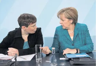  ?? ?? Birgit Baumann war im Jahr 2011 Vorsitzend­e des Vereins der Ausländisc­hen Presse in Deutschlan­d und moderierte ein Pressegesp­räch mit Kanzlerin Angela Merkel. Die Farbauswah­l bei der Kleidung war nicht abgesproch­en.