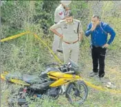  ?? GURPREET SINGH/HT ?? Police next to the motorcycle used by killers of RSS leader Ravinder Gosain, near Ladhowal on Wednesday.