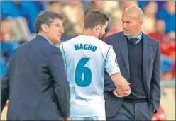  ??  ?? MINUTO 29. Nacho le explicó a Zidane que sintió una molestia.