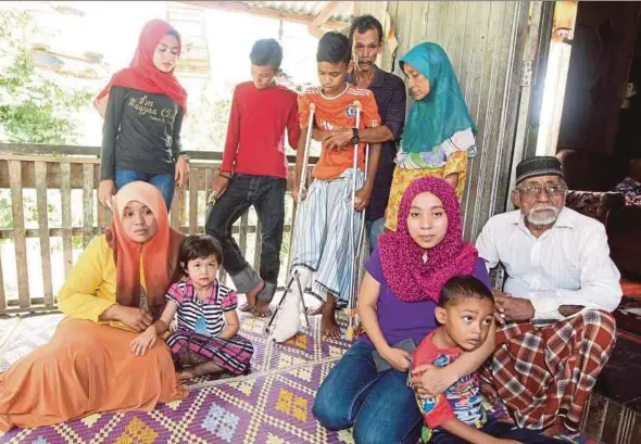  ??  ?? Lembah,
Zabina Ibrahim
children and grandchild­ren